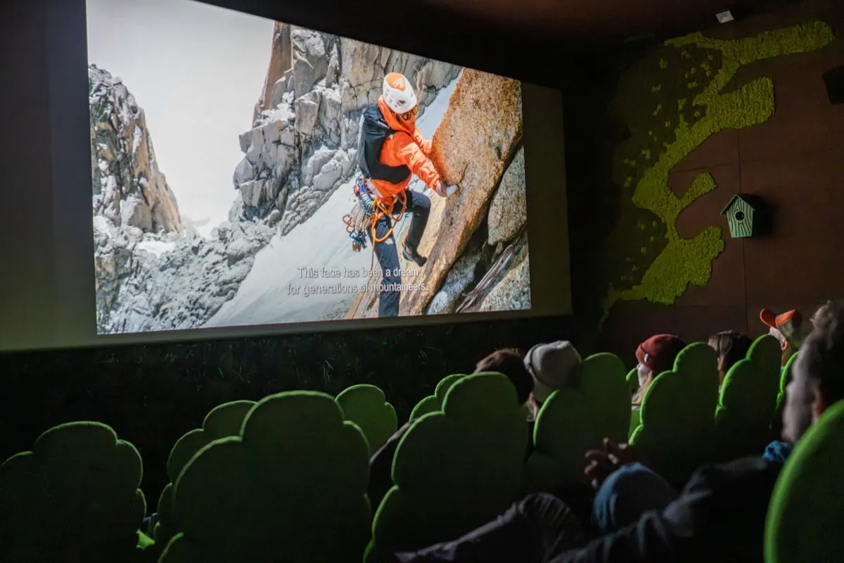 Publikum schaut Kletterfilm im Kino, ROCKandDIRT Abend, Flims Mountain Films 2025