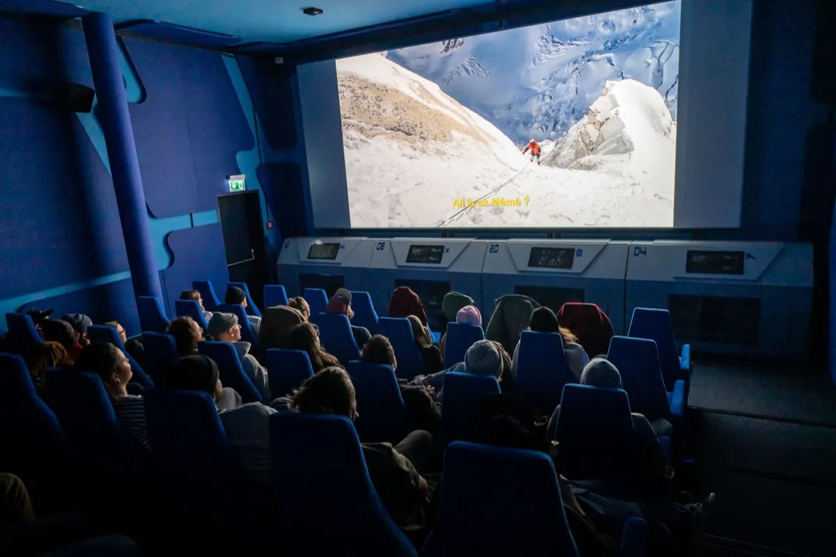 Kinopublikum verfolgt Bergfilm beim Flims Mountain Films 2025