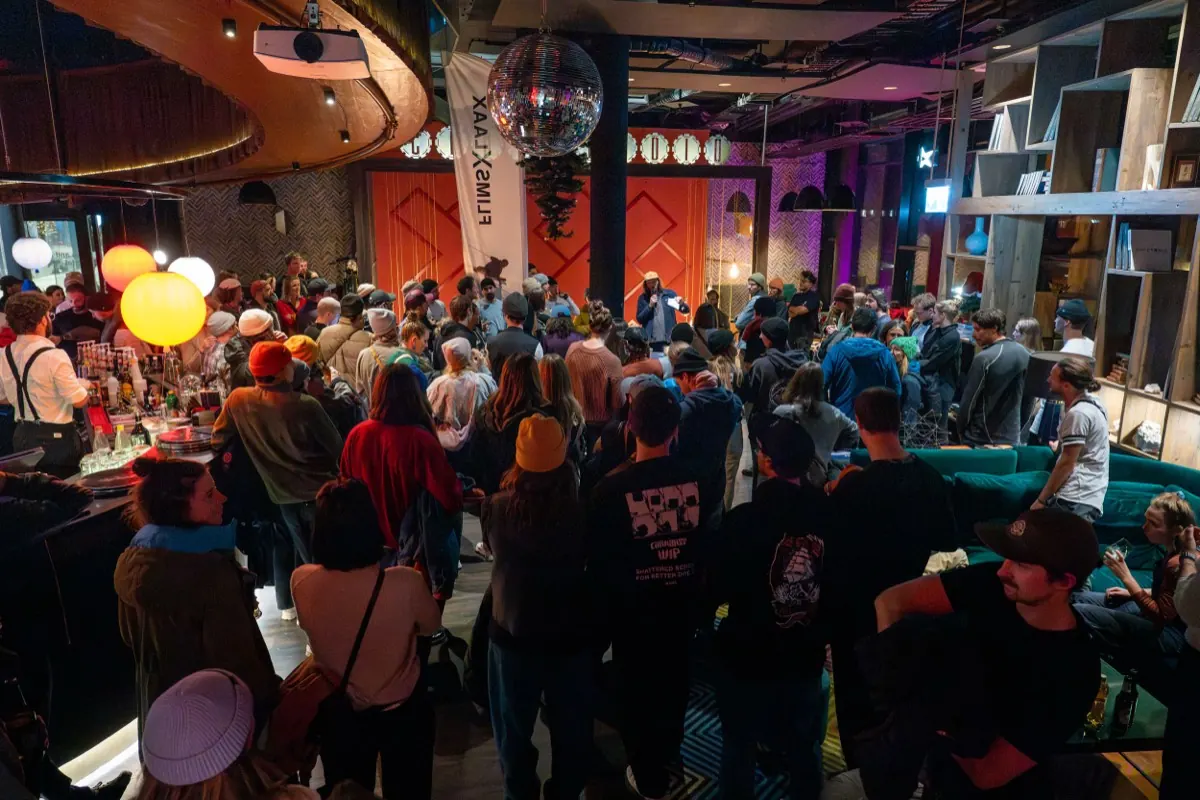 Festivalbesucher feiern am Abend beim Flims Mountain Films 2025